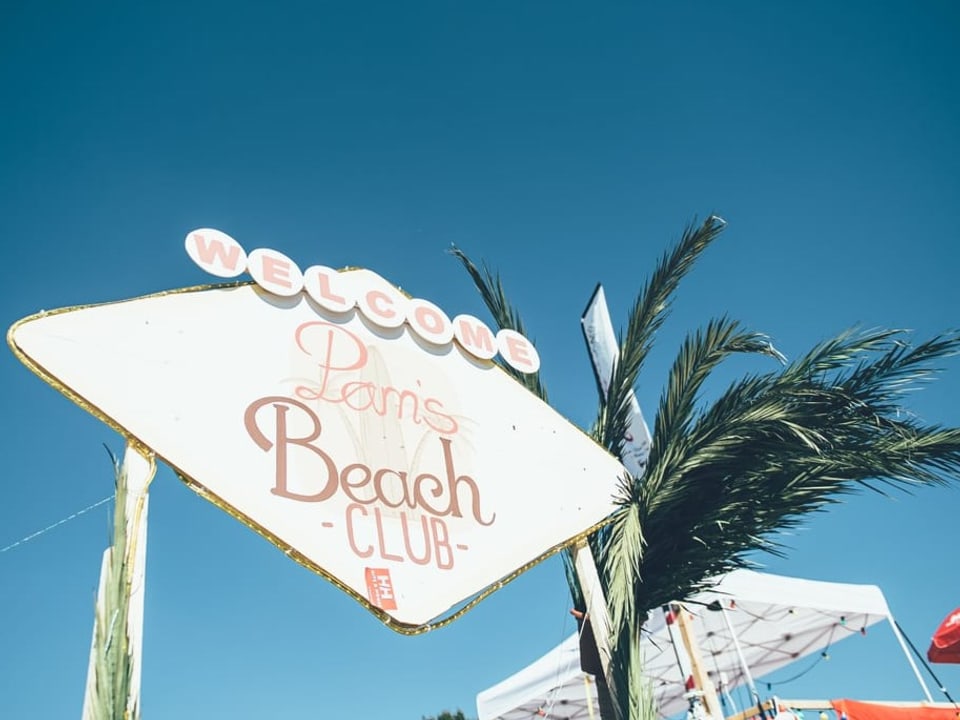 Schild mit Beach Club am Heitere Openair Zeltplatz