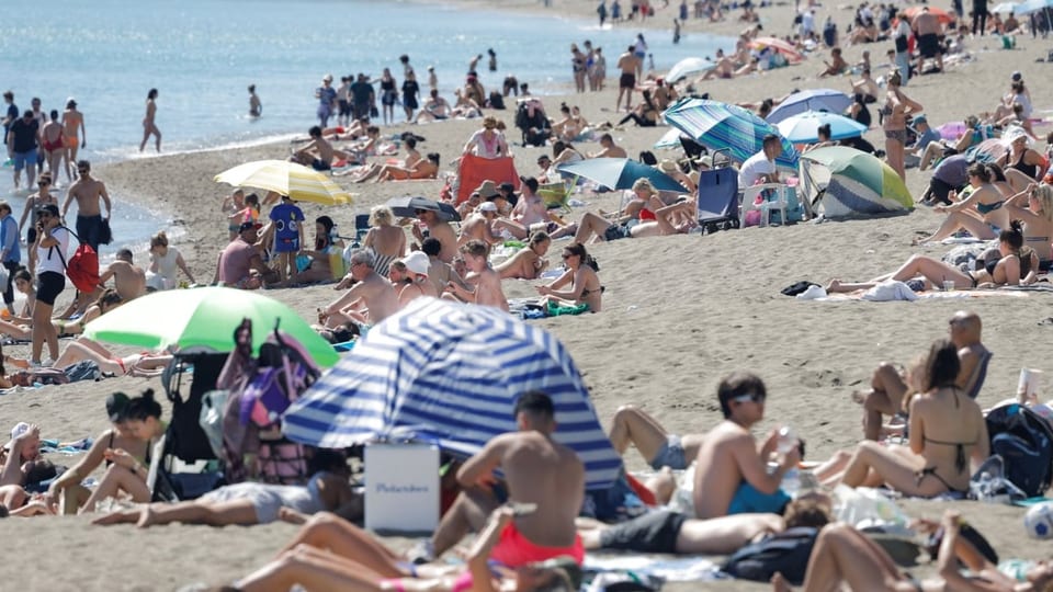 Menschen an Strand.