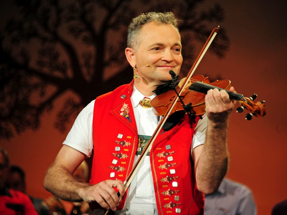 Josef Rempfler spielt Geige
