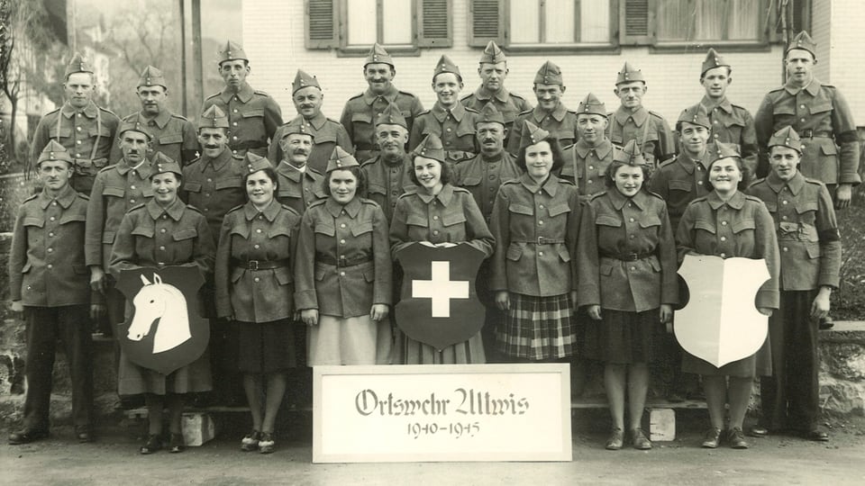 Schwarz-Weiss Fotografie mit Frauen und Männern in Uniformen.
