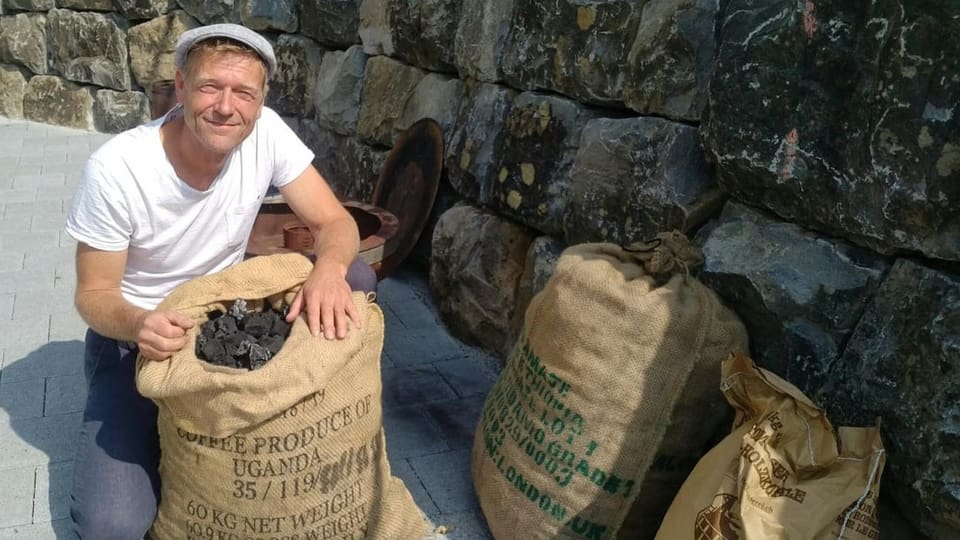 Die Kohle der Zukunft Christian Mulle vor einem Sack kohle.