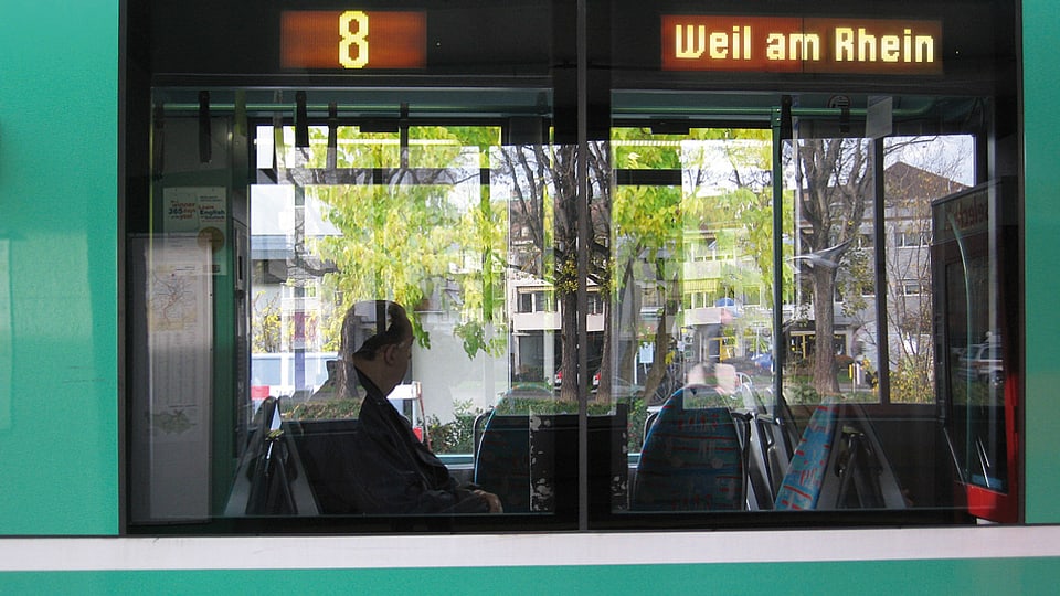 Ausschnitt eines 8er-Trams mit der Aufschrift Weil am Rhein.