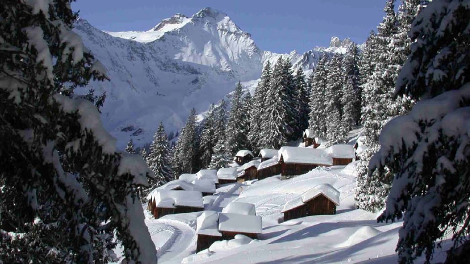 Ein Blick auf verschneite Heuhütten auf der Bischofsalp