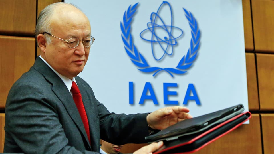 IAEA-Chef Yukiya Amano mit Dokumenten