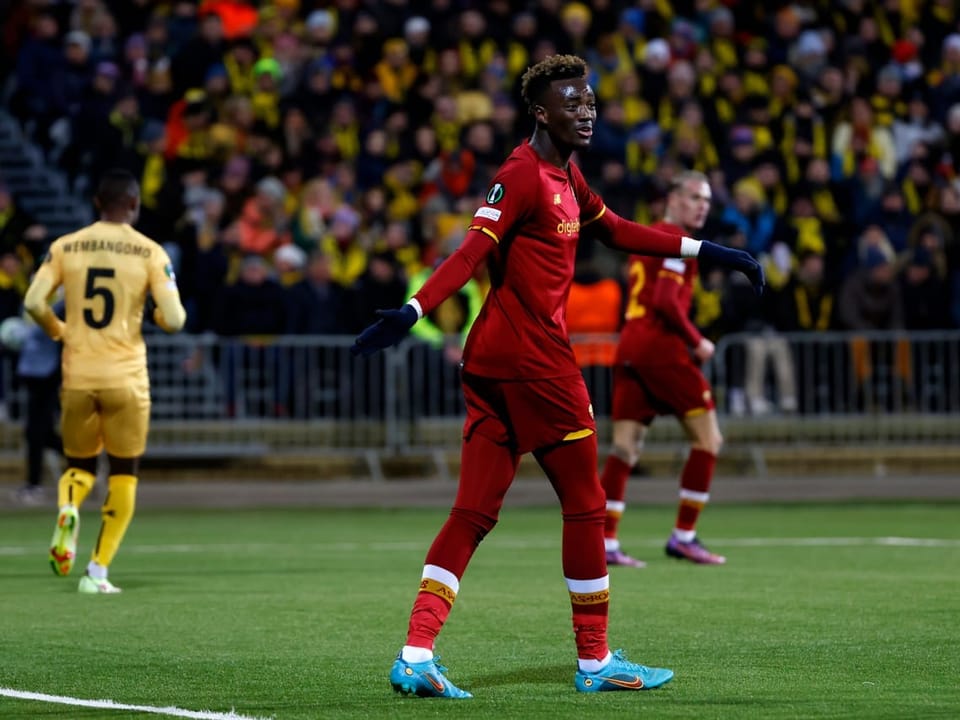 Wie konnte das (schon wieder) passieren? Der Römer Tammy Abraham verwirft die Hände