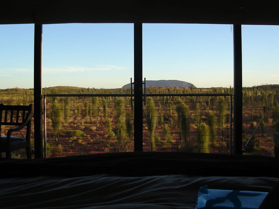 Blick aus dem Fenster, im Hintergrund der Ayers Rock