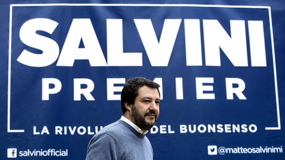 Salvini steht vor einem Transparent, auf dem steht: «Salvini – Premier. Die Revolution der Vernunft.»