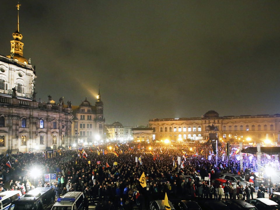 Blick auf die Dresdner Altstadt am ersten Jahrestag der Pegida-Demonstrationen. 