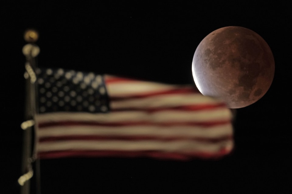 Mond über USA-Flagge in Kansas City.