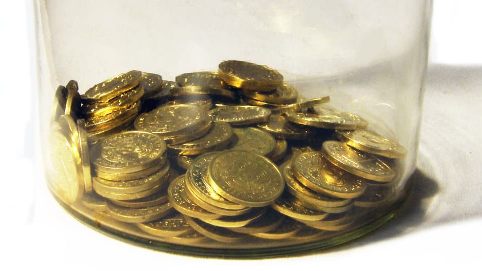 Glasgefäss mit Münzen