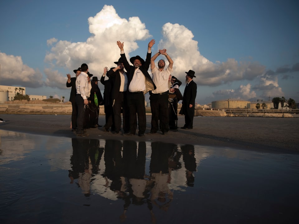 Männergruppe in Tel Aviv am Strand