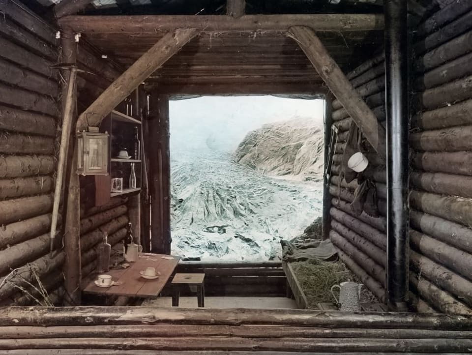 Diorama – eine Art Schaukasten – des Gornergletschers mit Clubhütte.