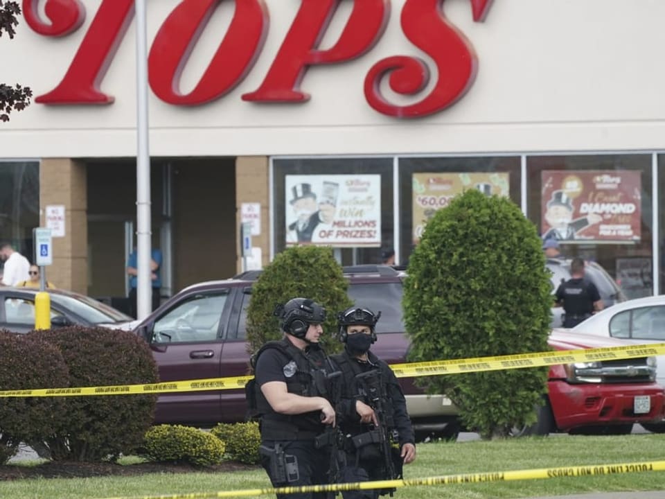 Police in front of the buffalo shop