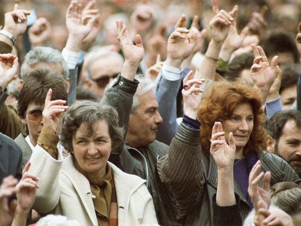 Frauen stehen 1991 erstmals an der Landsgmeinde im Ring.