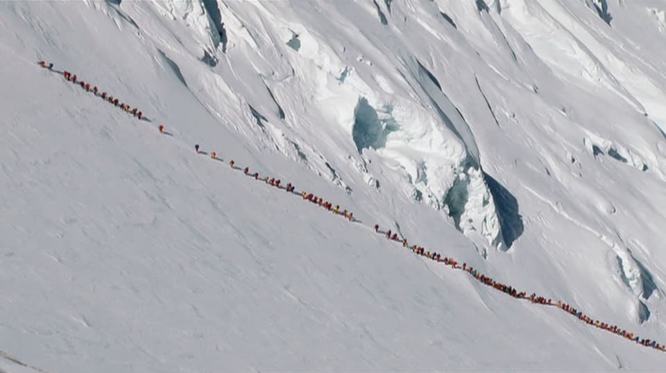 Lange Menschenschlangen auf dem Gletscher.