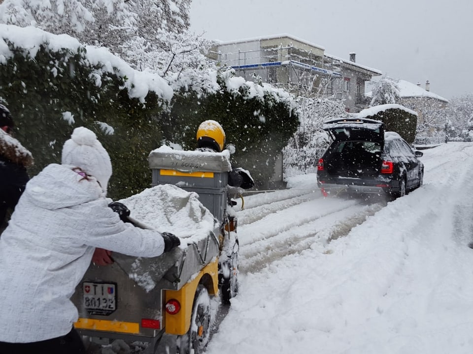 Ein Pöstler steckt mit seinem Motorrad im Schnee.