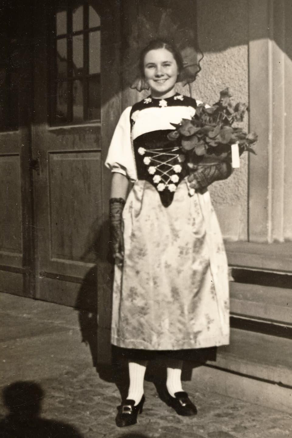 Vreni Kneubühl als junges Mädchen in der Tracht.