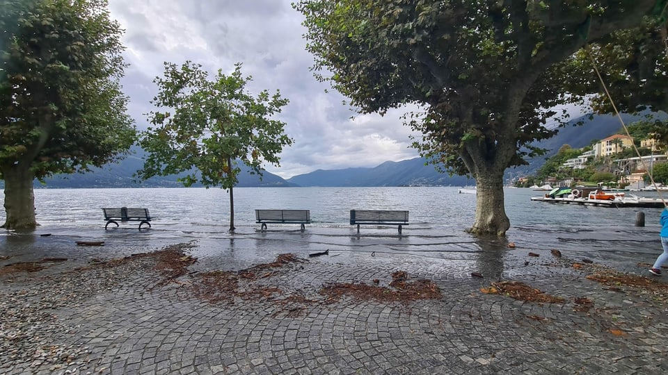 Die Promenadebänke in Ascona stehen im Wasser.
