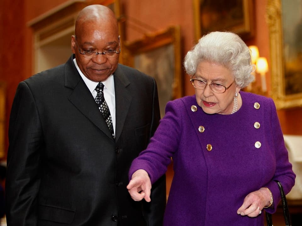 Zuma und Elizabeth nebeneinander stehen.