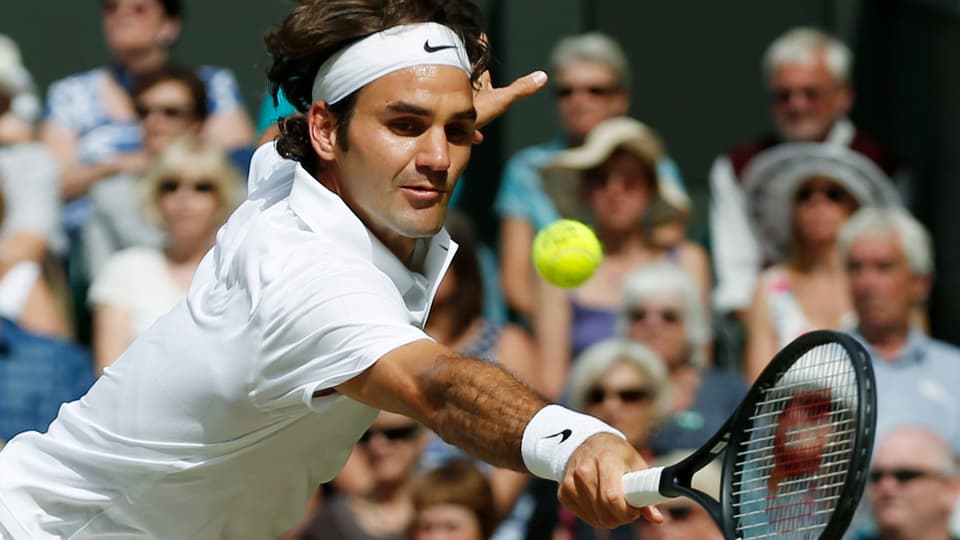 Roger Federer bei einem Rückhand-Ball.