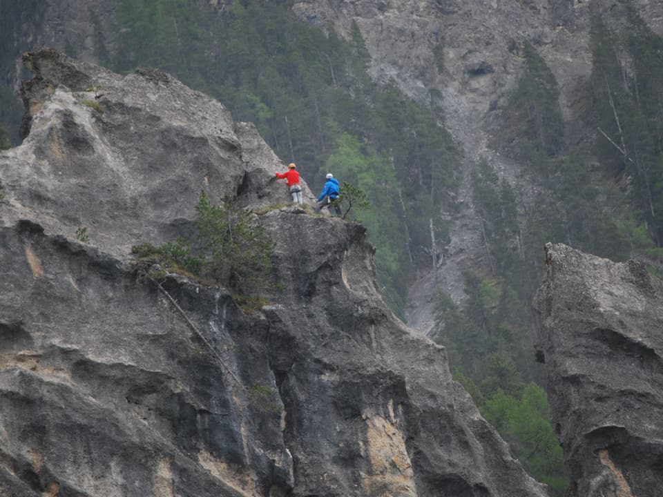 Nik und ein Kletterer an einer Felsspitze.