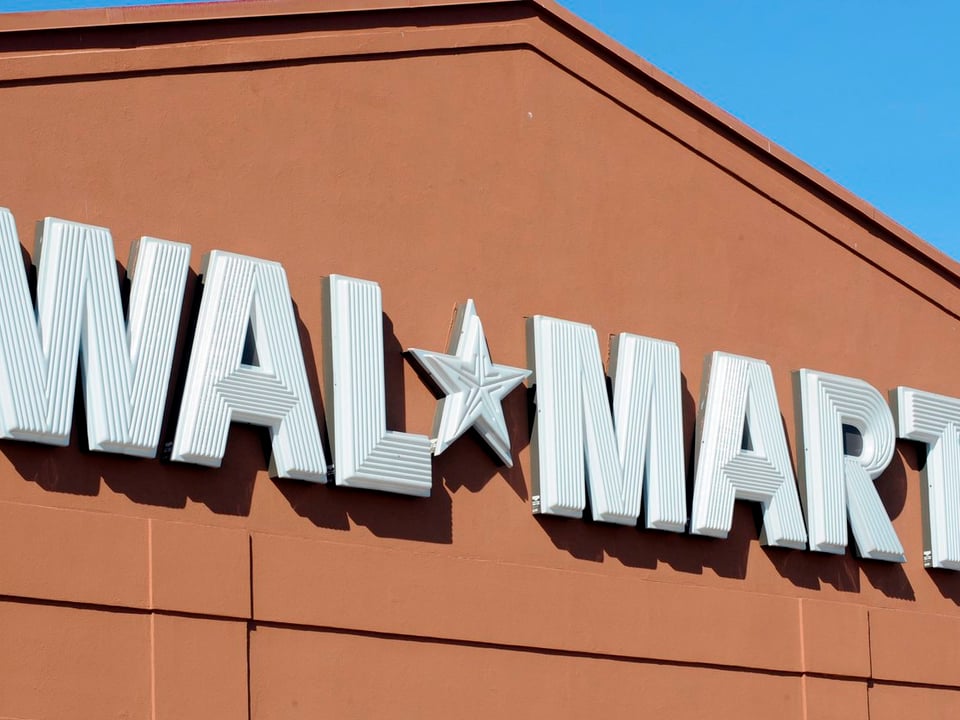 Das Wal Mart Logo an einer Filiale