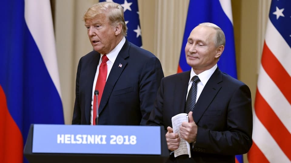 Putin lächelt neben Trump.