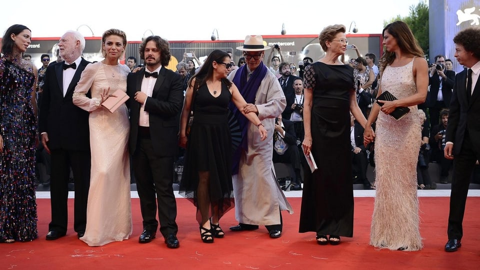 Gruppenbild der Jury in Venedig, sie wird dieses Jahr präsidiert von der amerikanischen Schauspielerin Annette Bening (3.v.r.)
