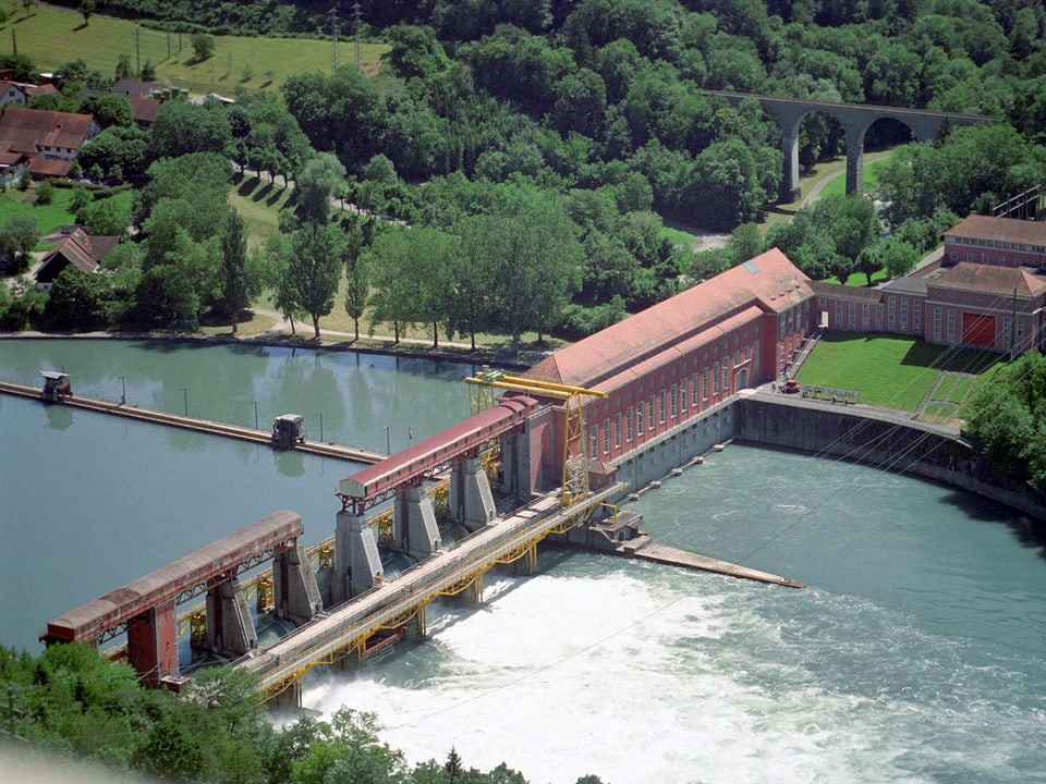 Flusskraftwerk bei Eglisau.