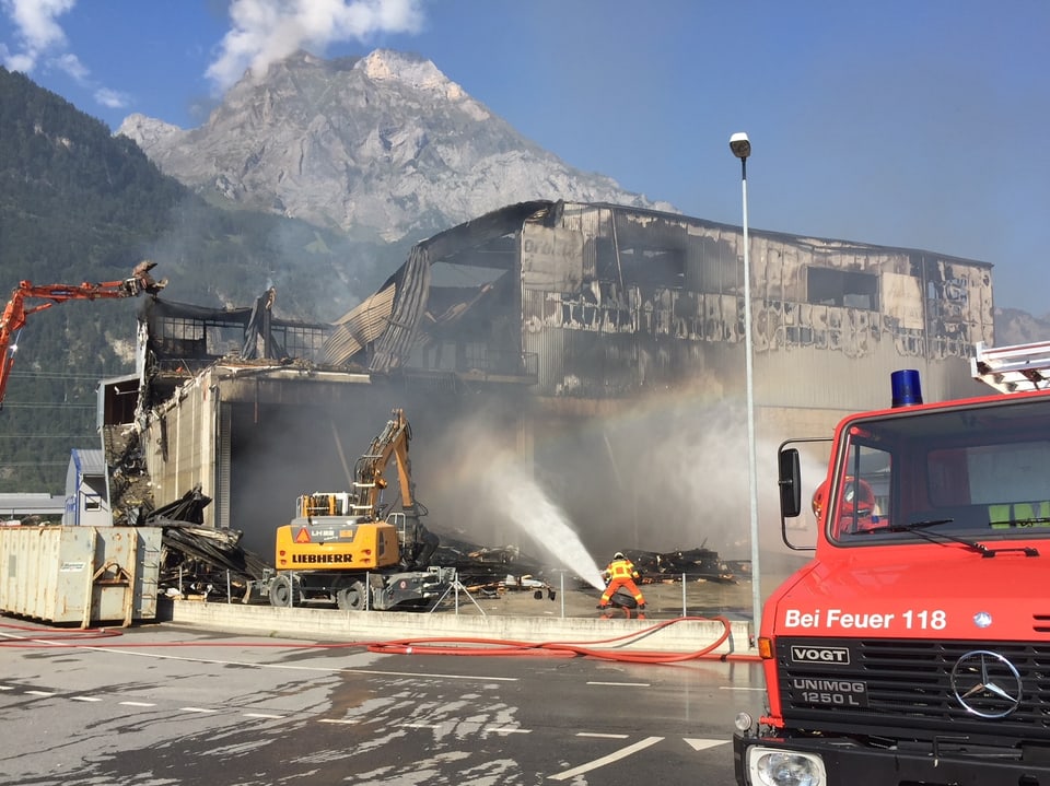 Eine zerstörte Industriehalle nach einem Grossbrand. 