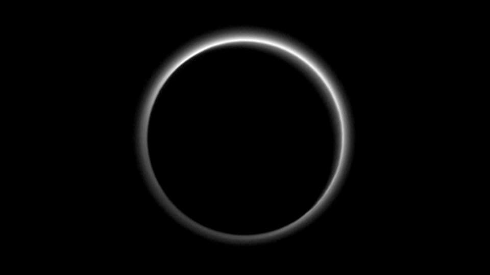 Ein schwarzes Bild mit einem hell leuchtenden Kreis.