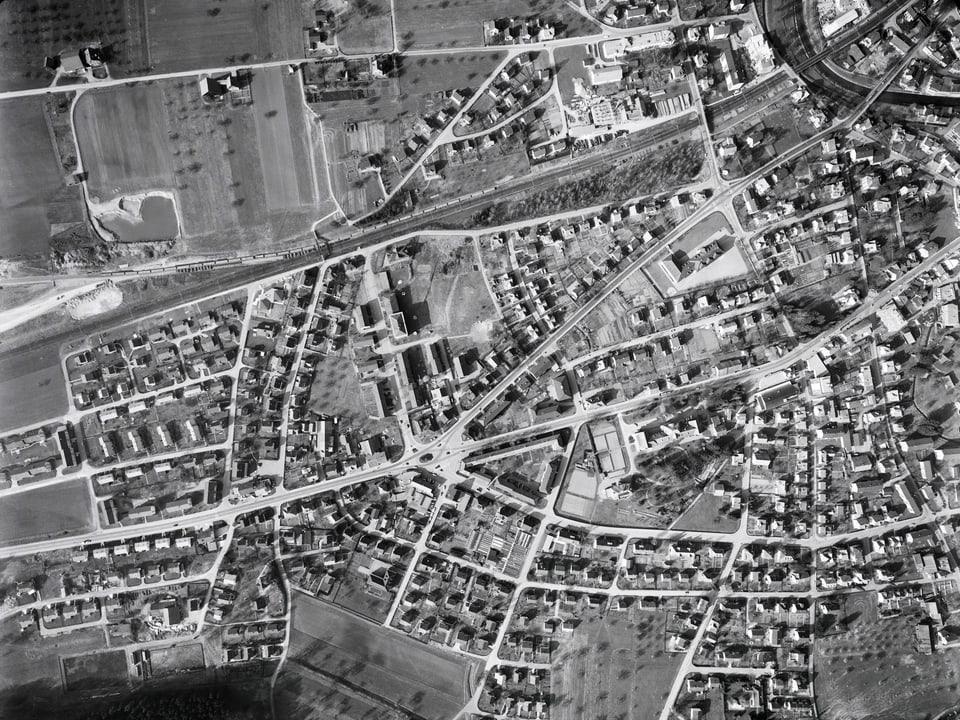 Eine Siedlung aus der Luft fotografiert.