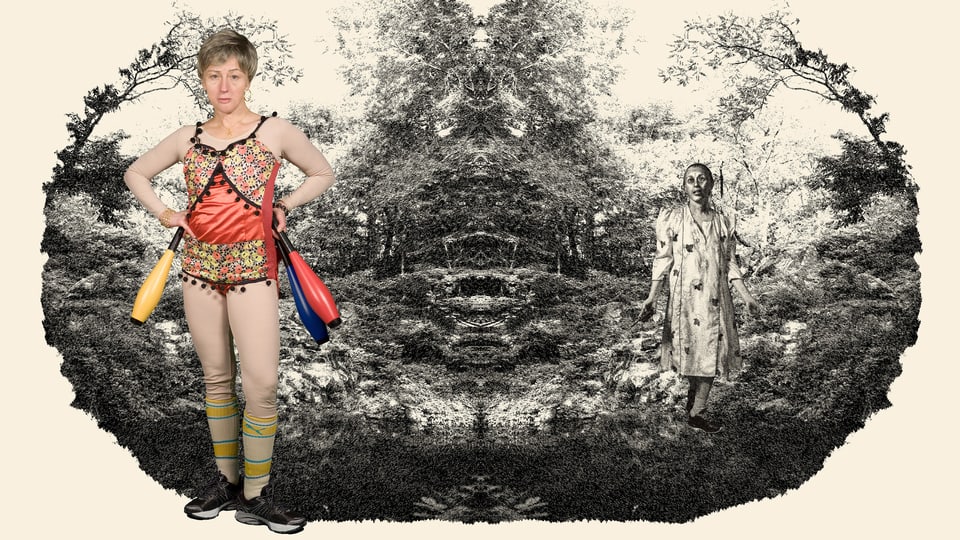 Frau mit Jonglierkeulen vor einem Schwarz-weiss-Bild, das eine Frau zeigt.
