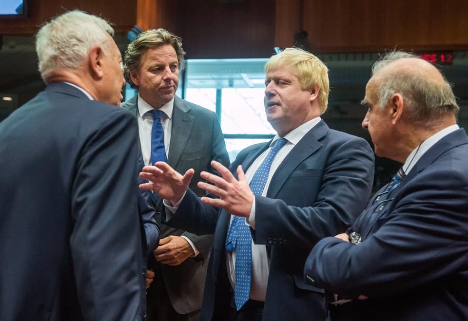 Boris Johnson gestikuliert vor anderen Anwesenden an einem EU-Gipfel.