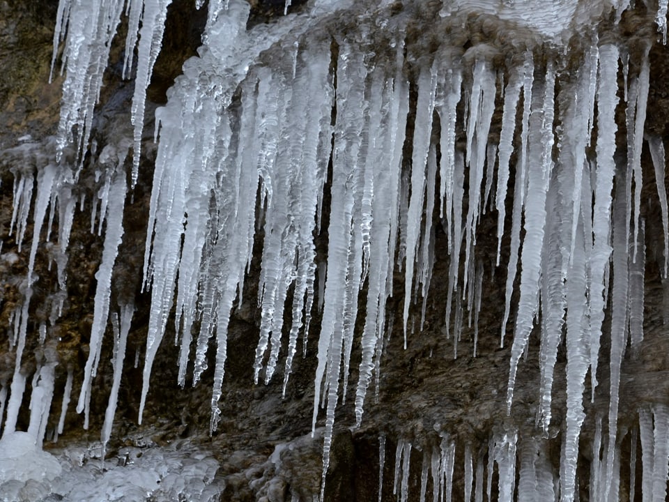 Eiszapfen an einem Fels.