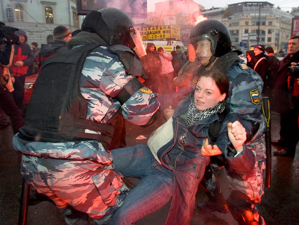 Sicherheitskräfte nehmen eine Demonstrantin fest (2008 in Moskau)