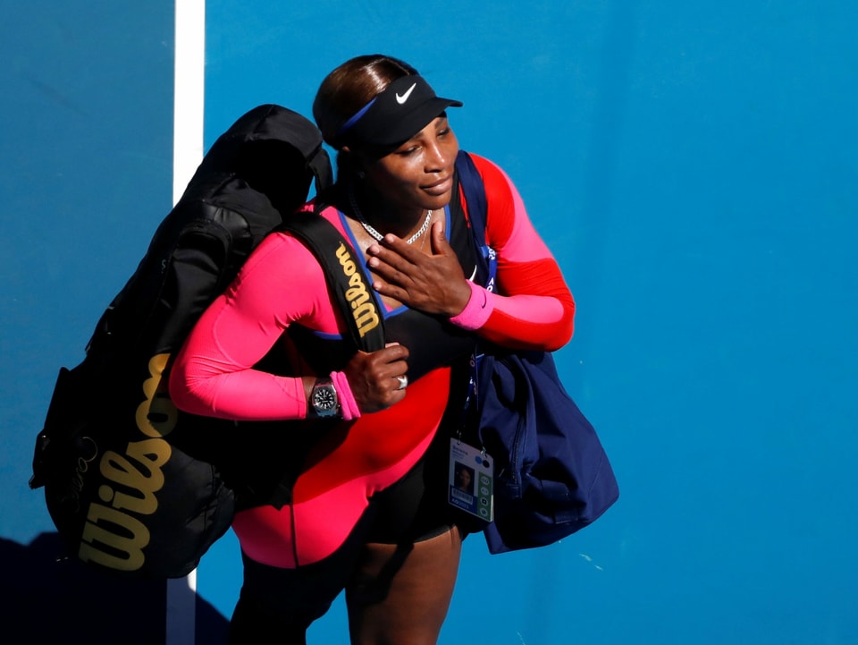 Serena Williams greift sich mit der linken Hand ans Herz.