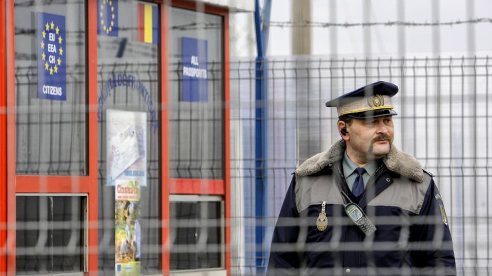Ein rumänischer Grenzpolizist an der Grenze zwischen Rumänien und Moldau.