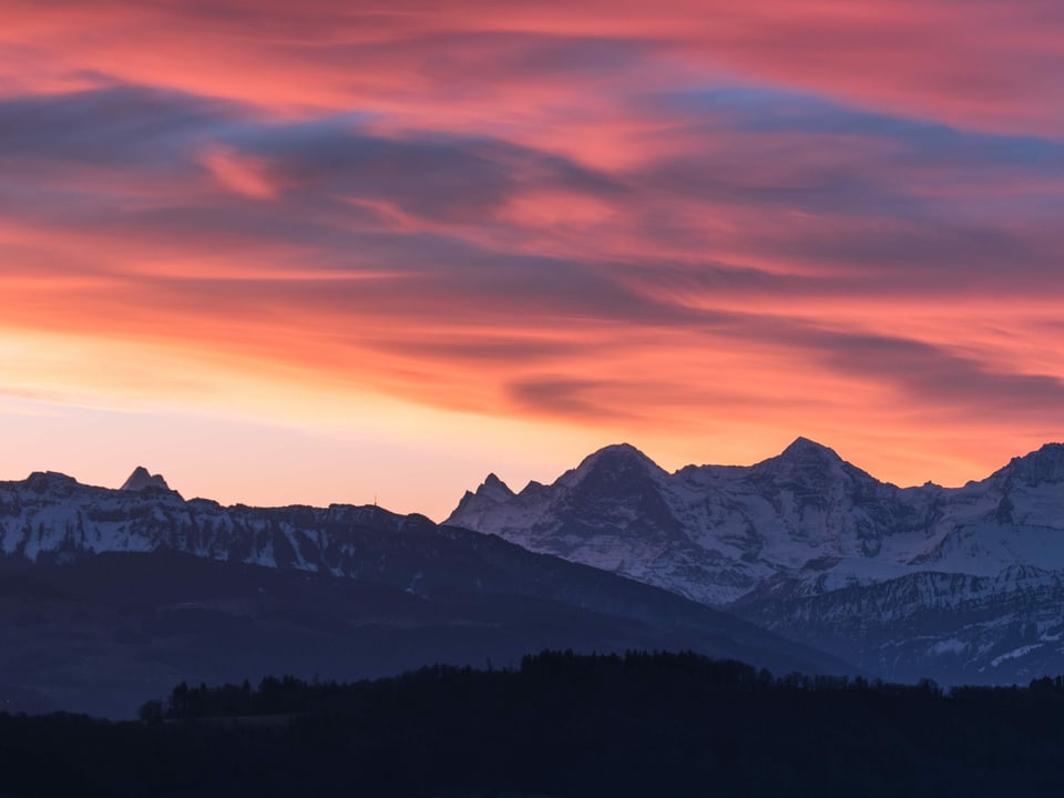 Rümligen/BE Blick auf Schneeberge mit roten Wolken am Himmel