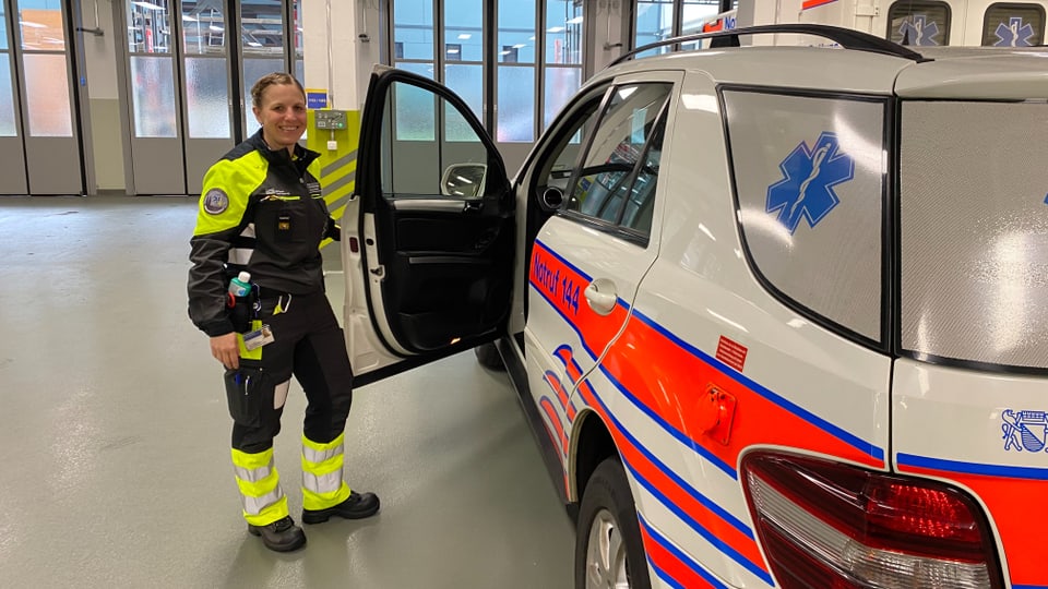 Anja Bodenmann vor dem Rettungswagen