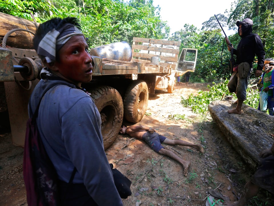 Krieger der Ka'apor-Indianer haben einen illegalen Holztransport im brasilianischen Bundesstaat Maranhão gestoppt. Der Fahrer des LKWs liegt gefesselt zwischen den Rädern des Fahrzeugs.