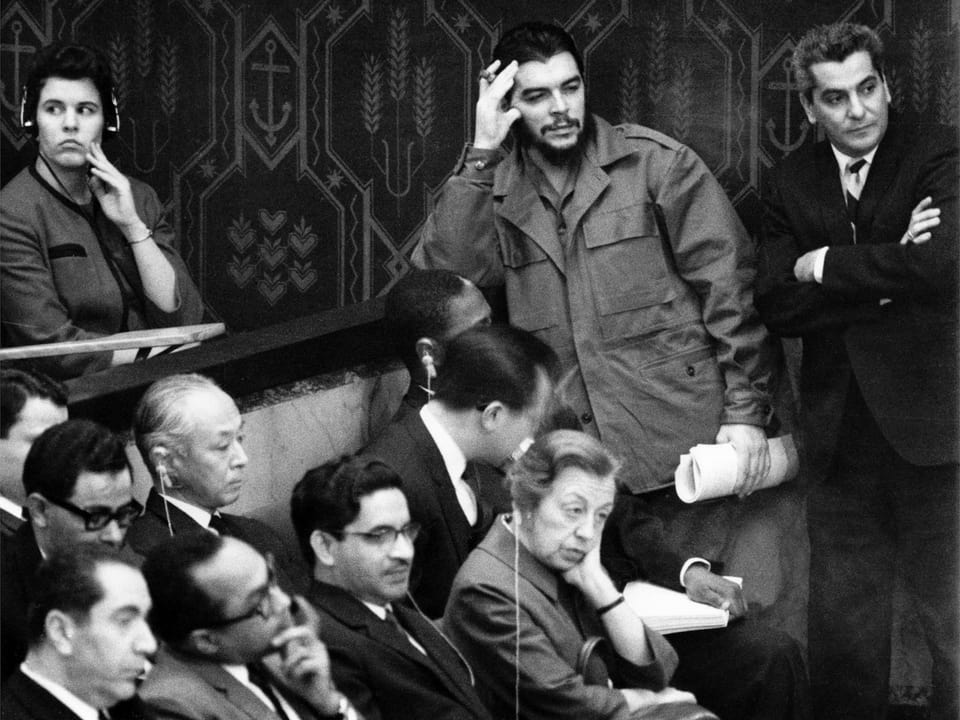 Guevara stehend im UNO-Saal.