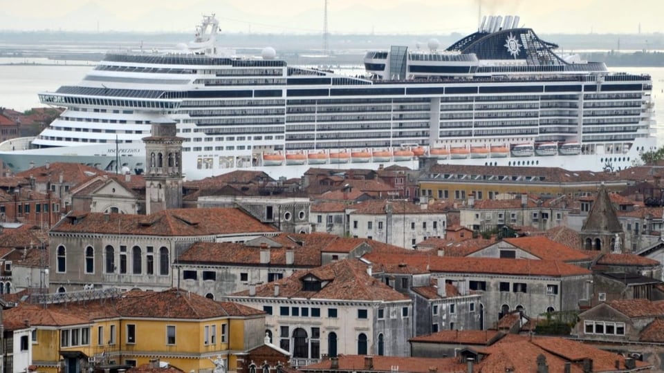 Kreuzfahrtschiff vor Altstadt von Venedig