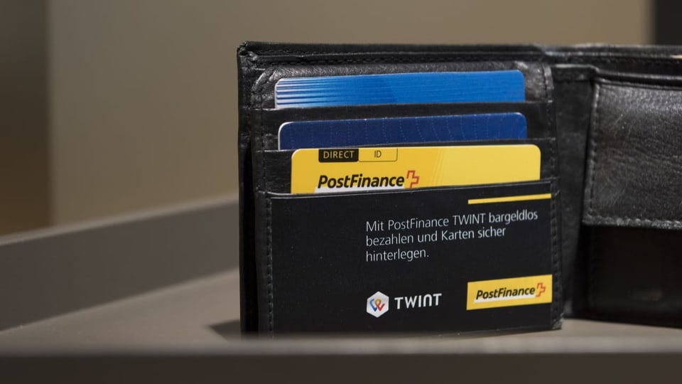Ein Portemonnaie mit Bankkarten.