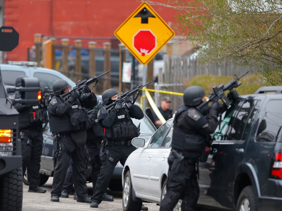 Polizisten mit gezückten Gewehr.