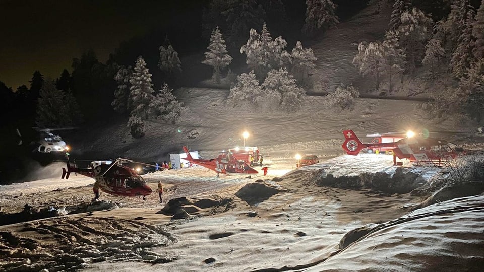 Bergretter und Hubschrauber bereiten sich auf den Flug zum Berg Tete Blanche in den Schweizer Alpen vor.