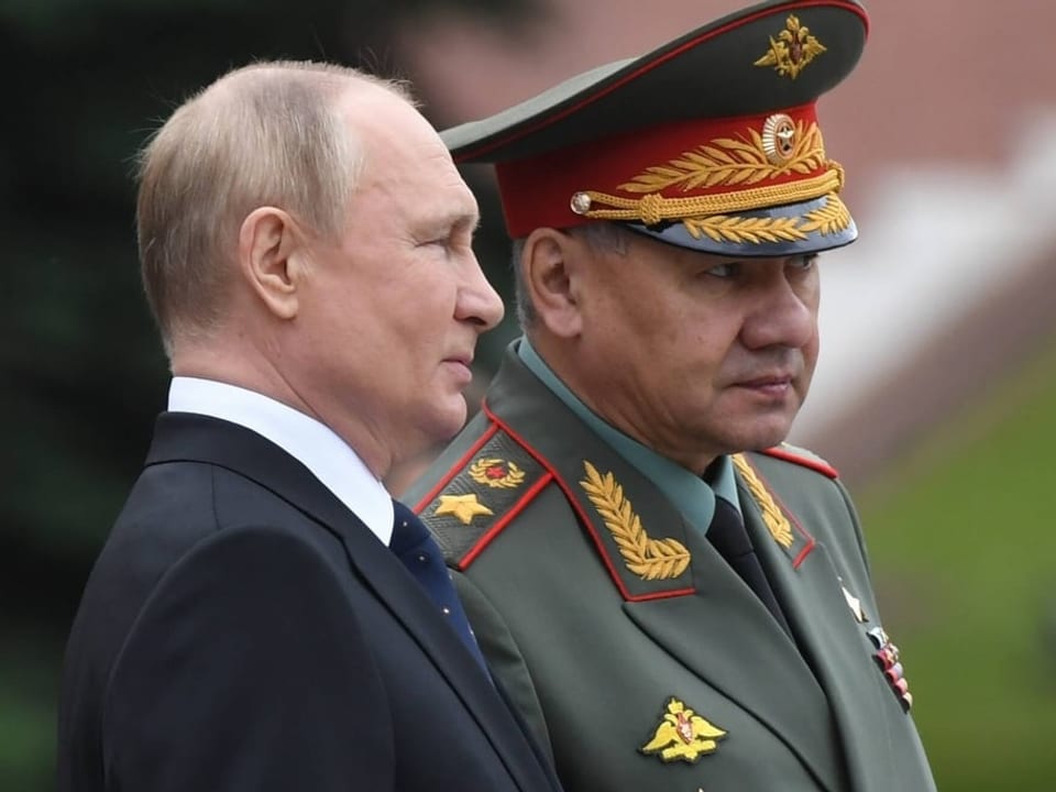 Sergej Schoigu neben Staatspräsident Putin
