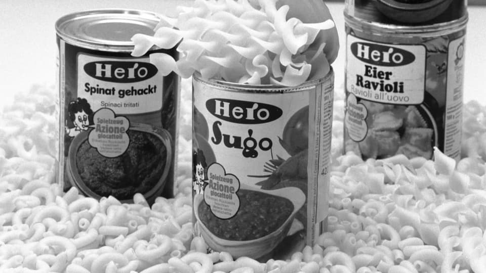 schwarz-weiss Foot drei Ravioli-Dosen von Hero, im Hintergrund Pasta.