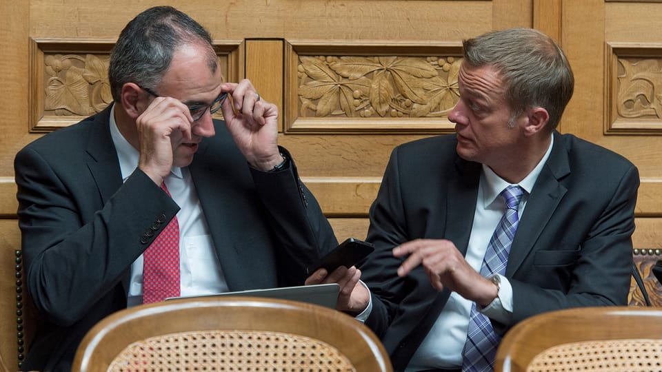Christophe Darbellay und Martin Landolt diskutieren im Parlament.