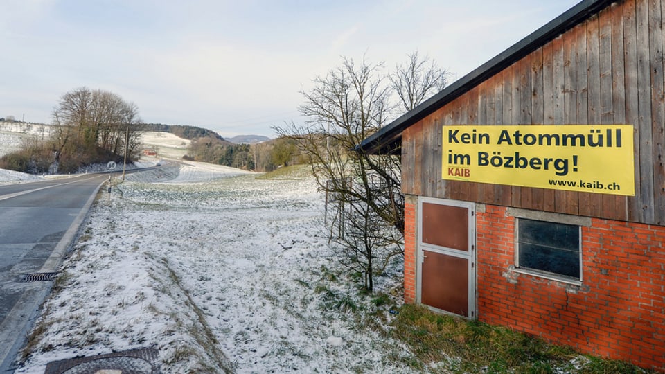 Bauernhaus an Strasse, an der Hauswand ein Plakat mit der Aufschrift "Kein Atommüll im Bözberg"